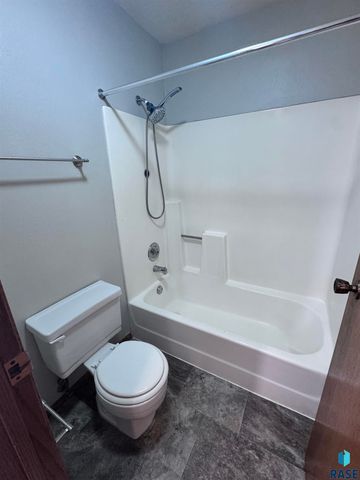 4221 S Southeastern Ave, Sioux Falls, SD 57103