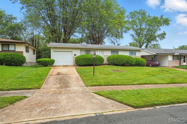 30 Reckamp Drive, Florissant, MO 63033