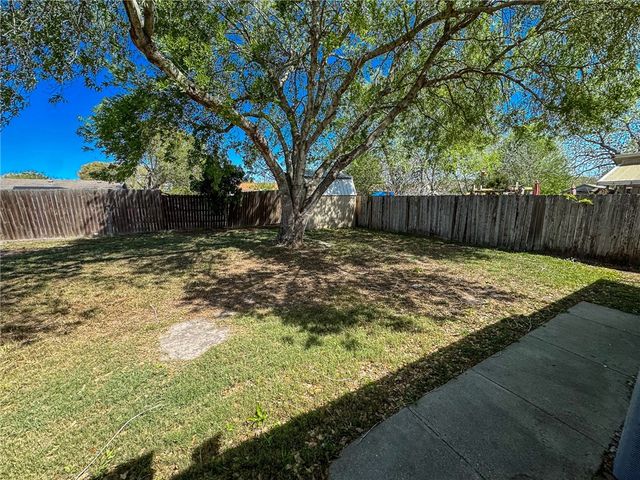 1023 Southcliff Dr, Portland, TX 78374