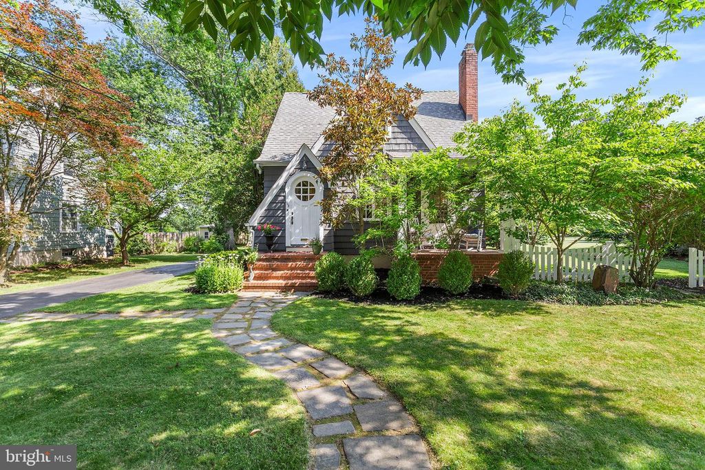 105 LANING AVE, Pennington, NJ 08534