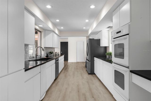 1868 RIVIERA CIRCLE, Sarasota, FL 34232