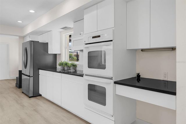 1868 RIVIERA CIRCLE, Sarasota, FL 34232