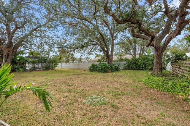 1868 RIVIERA CIRCLE, Sarasota, FL 34232