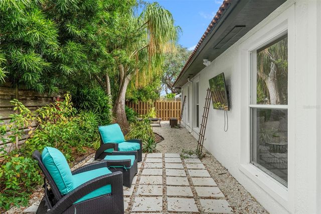 1868 RIVIERA CIRCLE, Sarasota, FL 34232