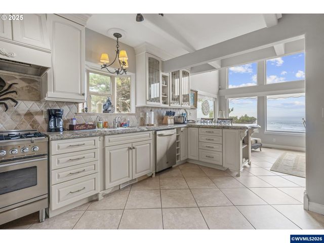 2325 SW Bard Loop Lp, Lincoln City, OR 97367