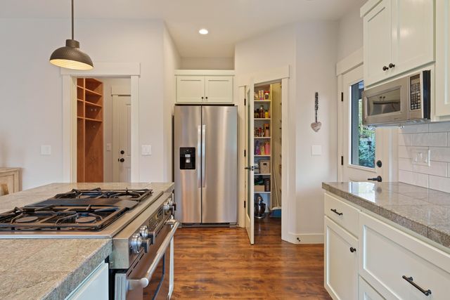 61461 Linton Loop, Bend, OR 97702