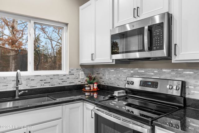 116 Strawberry Fld Dr, Mt Washington, KY 40047