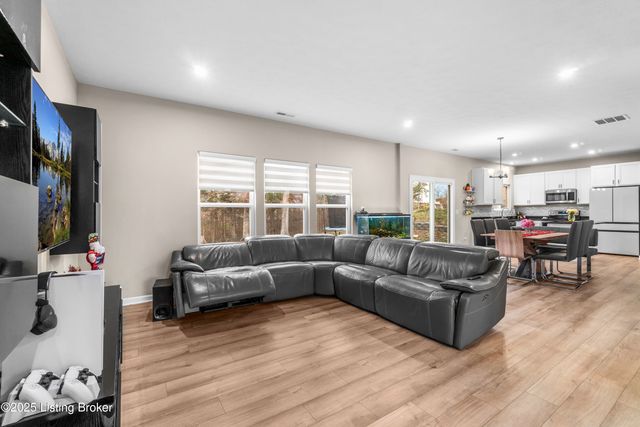 116 Strawberry Fld Dr, Mt Washington, KY 40047