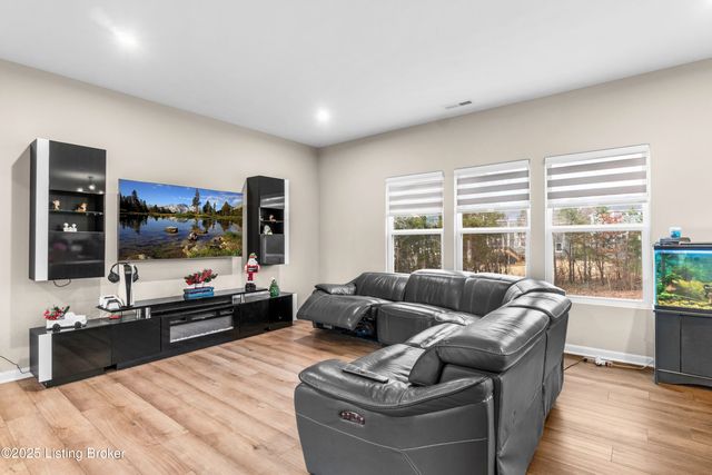 116 Strawberry Fld Dr, Mt Washington, KY 40047