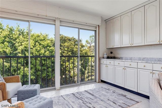 1001 Foxfire LN 307, Naples, FL 34104