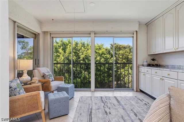 1001 Foxfire LN 307, Naples, FL 34104