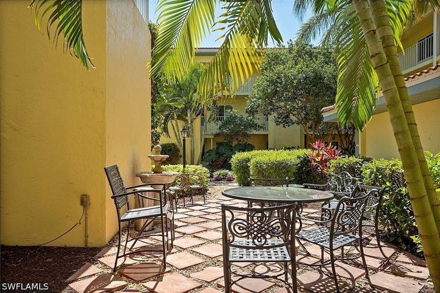 1001 Foxfire LN 307, Naples, FL 34104