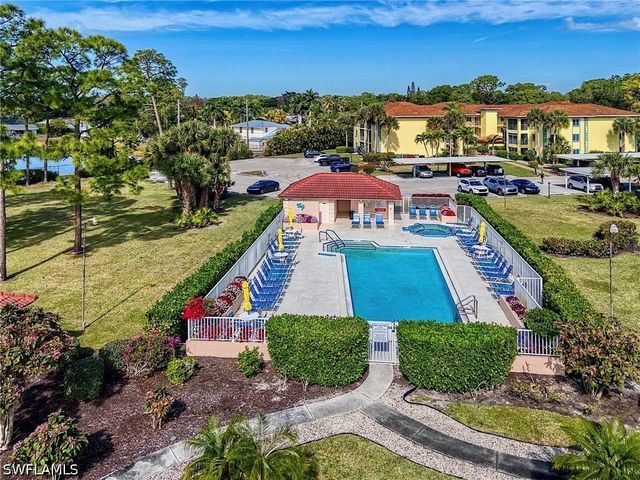 1001 Foxfire LN 307, Naples, FL 34104