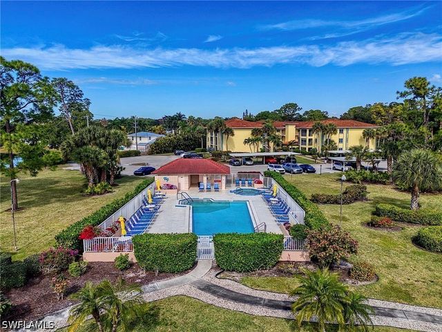 1001 Foxfire LN 307, Naples, FL 34104