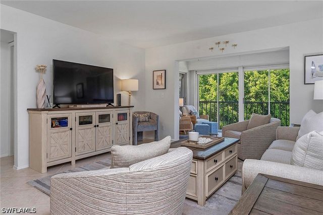 1001 Foxfire LN 307, Naples, FL 34104