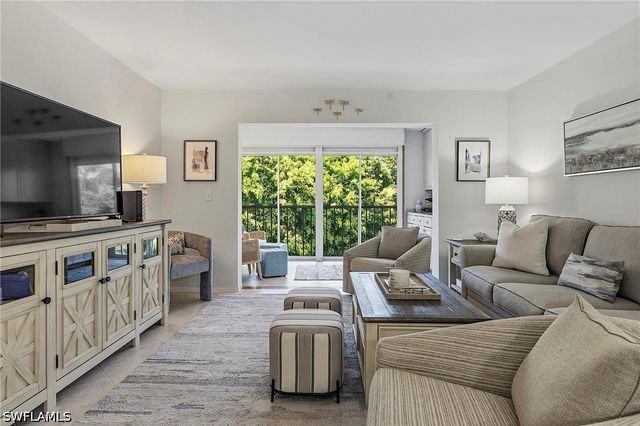 1001 Foxfire LN 307, Naples, FL 34104