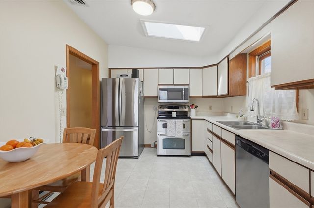 10 Lee Avenue, Burlington, MA 01803