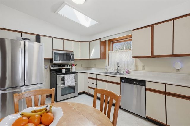 10 Lee Avenue, Burlington, MA 01803