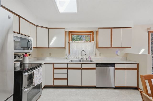 10 Lee Avenue, Burlington, MA 01803