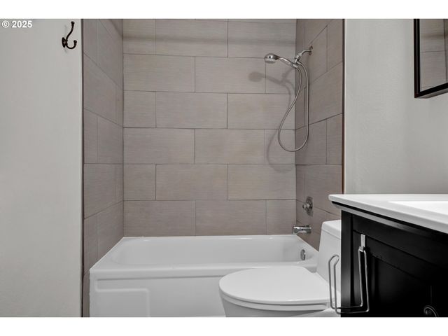 3845 COLONY OAKS Dr, Eugene, OR 97405