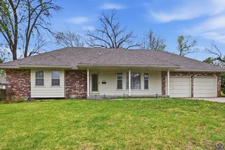 2210 SW 32nd St, Topeka, KS 66611