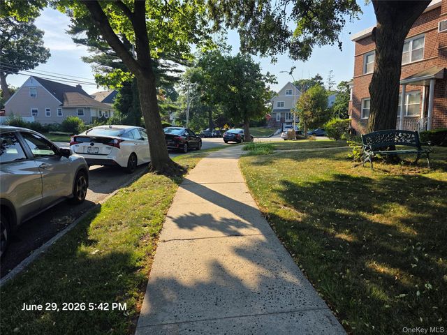19607 Dunton Ave 1C, Holliswood, NY 11423