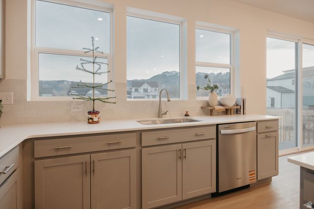 5233 S PARAMOUNT DR, Riverdale, UT 84405