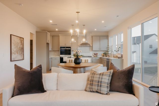 5233 S PARAMOUNT DR, Riverdale, UT 84405