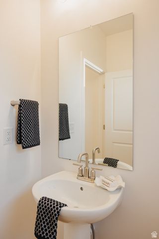5233 S PARAMOUNT DR, Riverdale, UT 84405