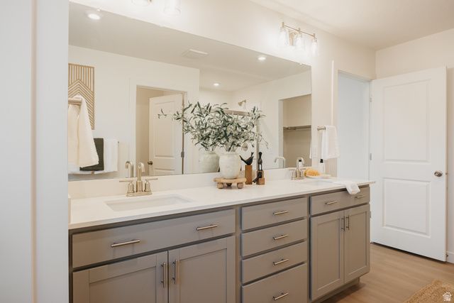 5233 S PARAMOUNT DR, Riverdale, UT 84405