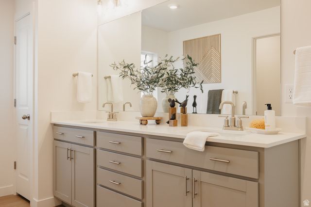 5233 S PARAMOUNT DR, Riverdale, UT 84405