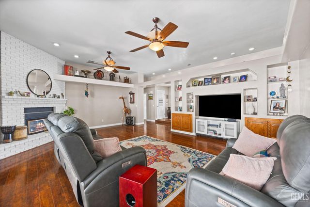 6001 Friedson Court, Bakersfield, CA 93306
