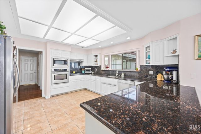 6001 Friedson Court, Bakersfield, CA 93306