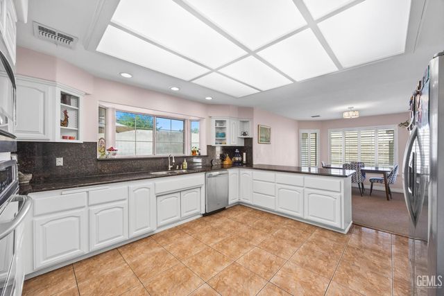 6001 Friedson Court, Bakersfield, CA 93306