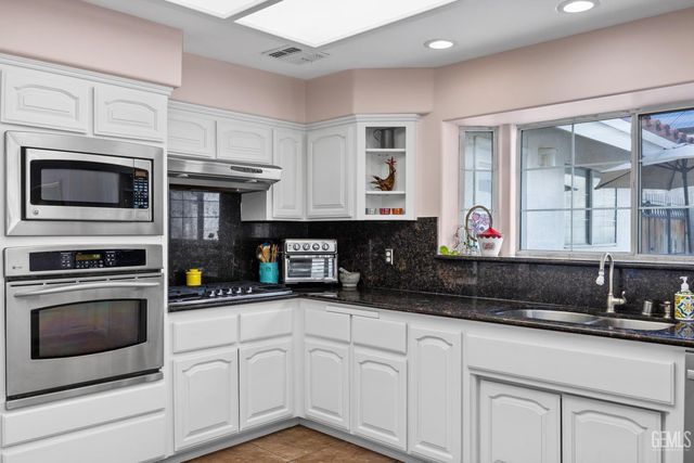6001 Friedson Court, Bakersfield, CA 93306