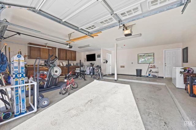 6001 Friedson Court, Bakersfield, CA 93306