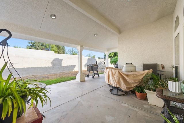 6001 Friedson Court, Bakersfield, CA 93306