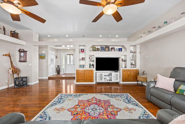 6001 Friedson Court, Bakersfield, CA 93306