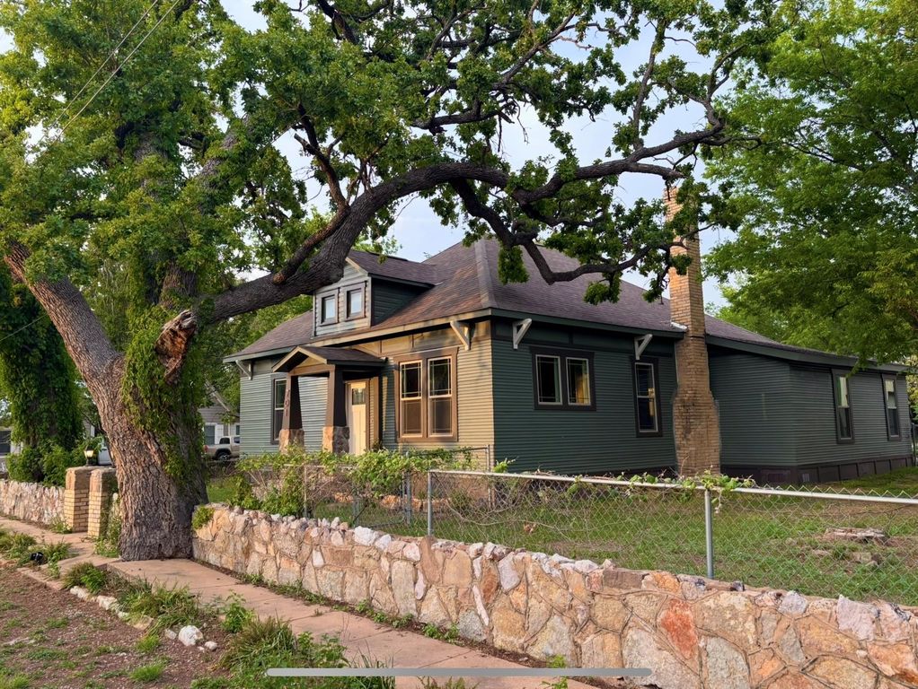 701 S Vandeveer ST, Burnet, TX 78611