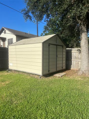 428 10th Avenue North, Texas City, TX 77590
