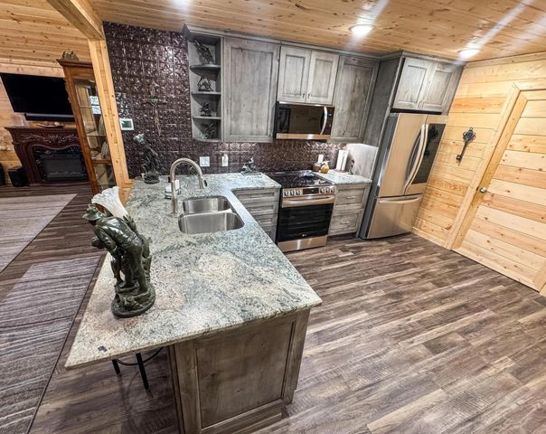 255 Lakeside Place, Avinger, TX 75630