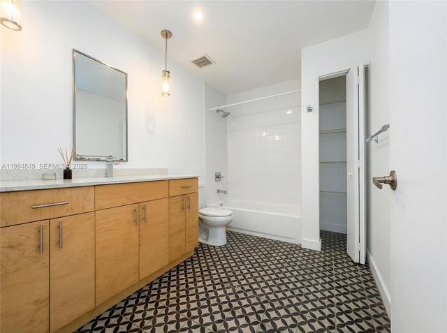 761 NW 1st St 302, Miami, FL 33128