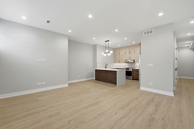 2355 W Flournoy Street G01, Chicago, IL 60612