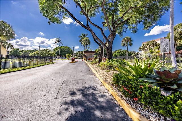 3301 NW 47th Ter 403, Lauderdale Lakes, FL 33319
