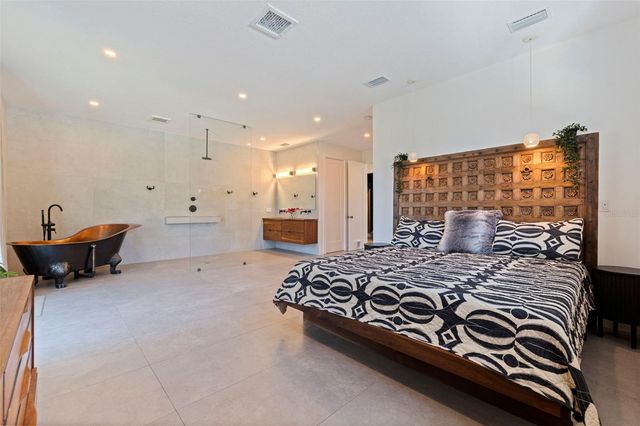 322 80TH AVENUE NE, St Petersburg, FL 33702