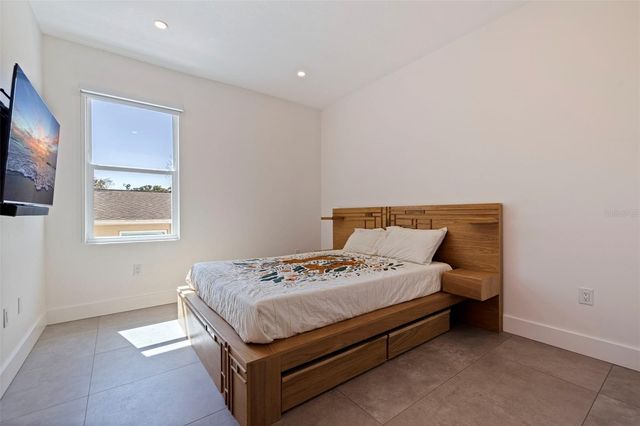 322 80TH AVENUE NE, St Petersburg, FL 33702