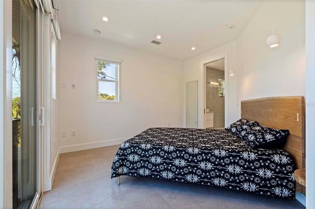 322 80TH AVENUE NE, St Petersburg, FL 33702