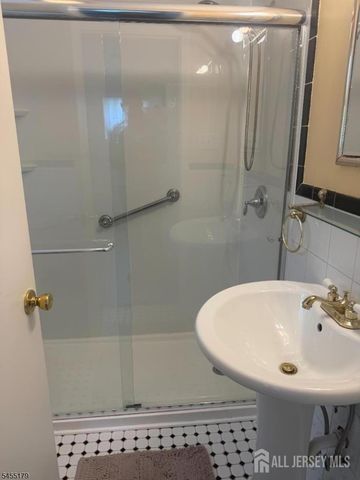 67 Oakland Avenue, Edison, NJ 08817