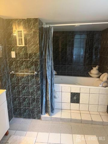 67 Oakland Avenue, Edison, NJ 08817