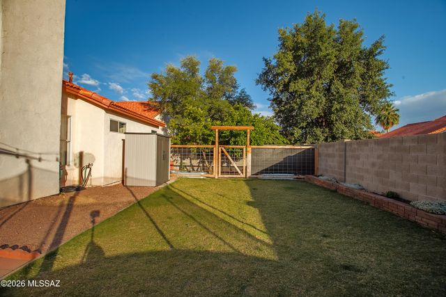 9419 N Warbler Place, Tucson, AZ 85742